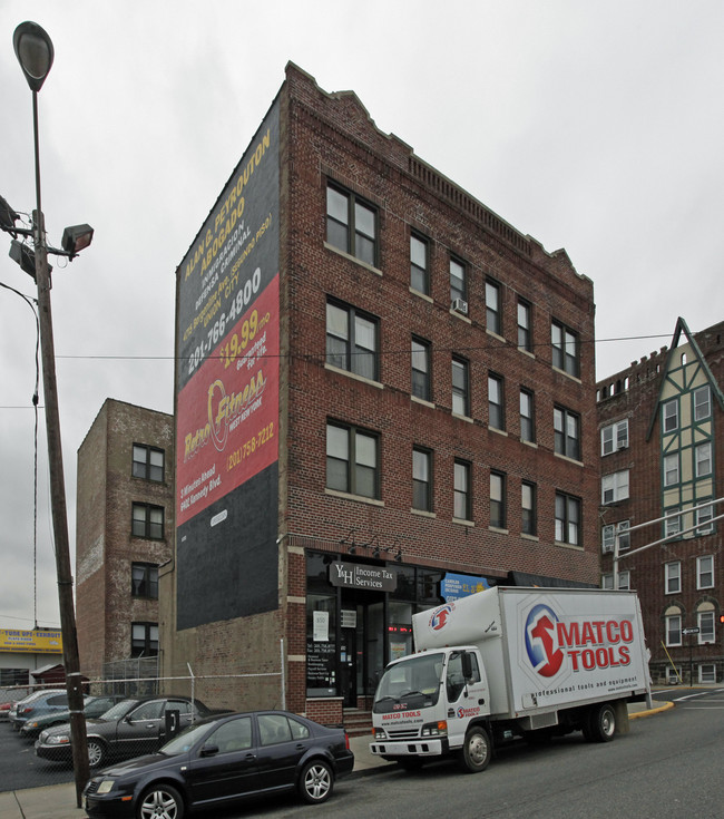 8700 Jf Kennedy Blvd in North Bergen, NJ - Building Photo - Building Photo