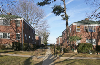 Dolphin-Green Apartments in Port Washington, NY - Building Photo - Building Photo