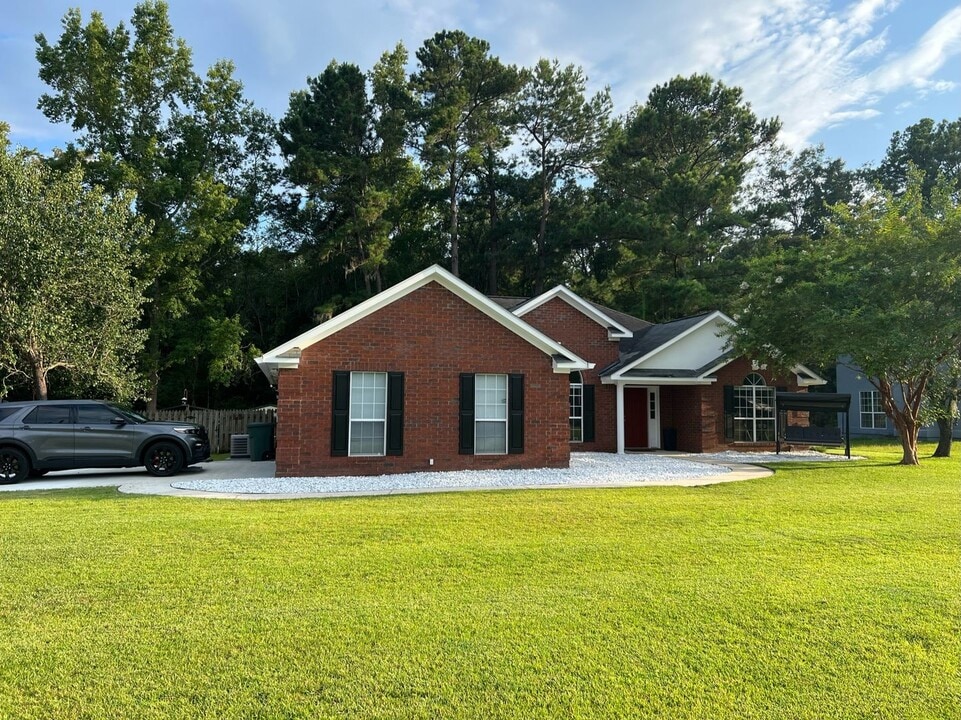 325 S Maple Dr in Hinesville, GA - Building Photo