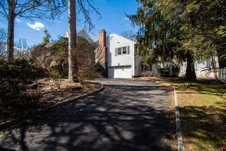 198 Valley Rd in Cos Cob, CT - Building Photo - Building Photo