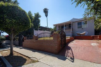 205 Robinson St in Los Angeles, CA - Foto de edificio - Building Photo