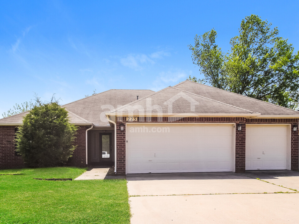 225 W Charleston St in Broken Arrow, OK - Foto de edificio