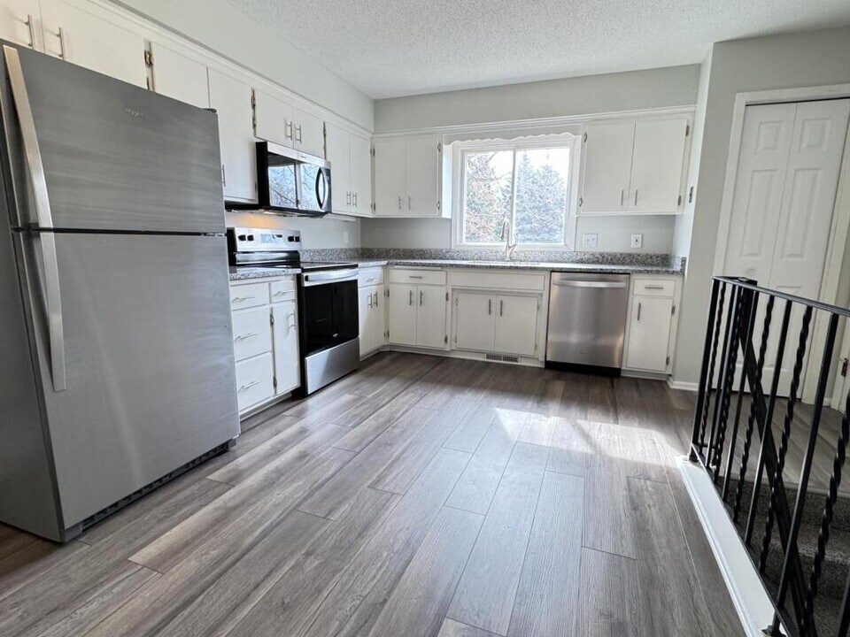 11125 River Hills Dr in Burnsville, MN - Building Photo