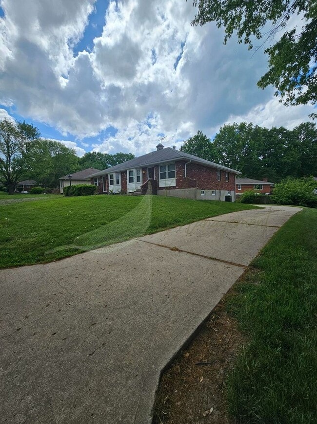1406 SW Sunset St in Blue Springs, MO - Building Photo - Building Photo