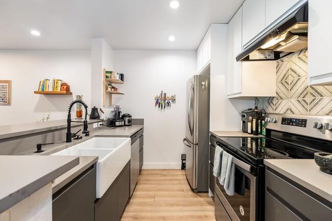 4080 Via Marisol in Los Angeles, CA - Building Photo - Building Photo