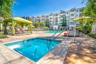 Pinnacle at MacArthur Place in Santa Ana, CA - Foto de edificio - Building Photo