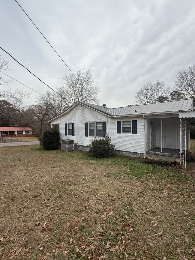 1300 Woodland Dr in Oxford, AL - Building Photo - Building Photo