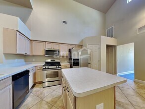 703 Grand Canyon Dr in Valrico, FL - Foto de edificio - Building Photo