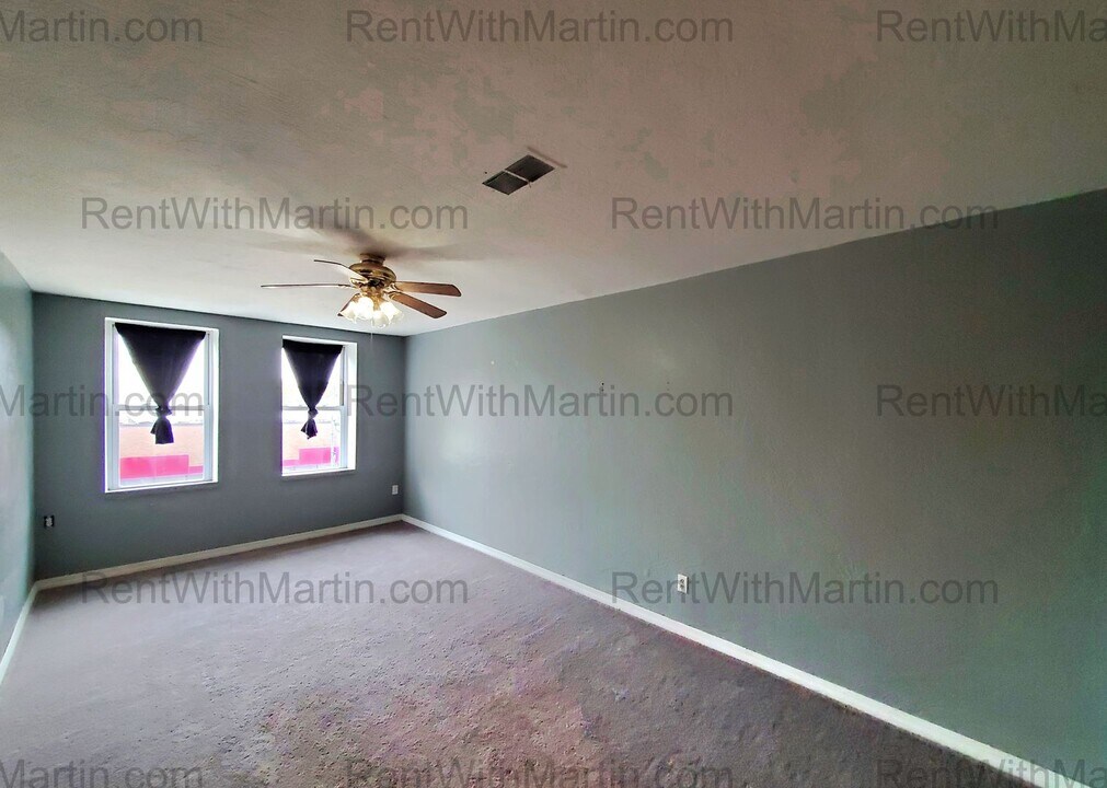 9 N Frederick Ave in Oelwein, IA - Building Photo