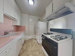 1124 W Huntington Dr in Arcadia, CA - Foto de edificio - Building Photo
