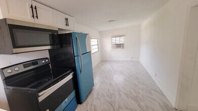 1174 NW 101st St, Unit 2 in Miami, FL - Building Photo - Building Photo