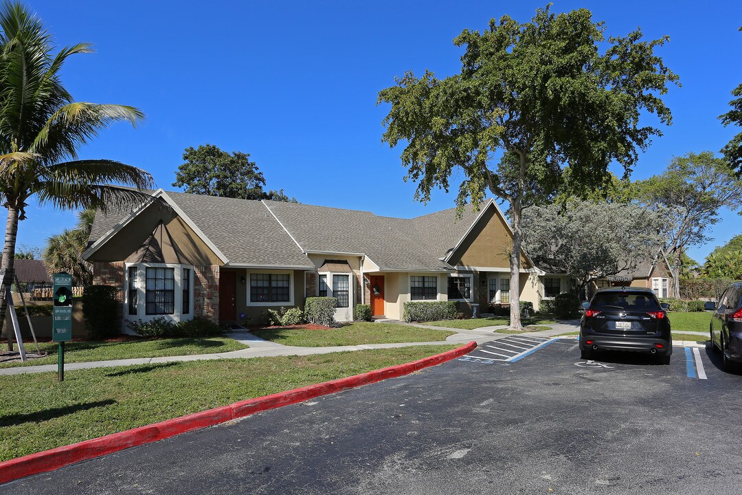 Lilac Village Carriage Walk in Boca Raton, FL - Foto de edificio