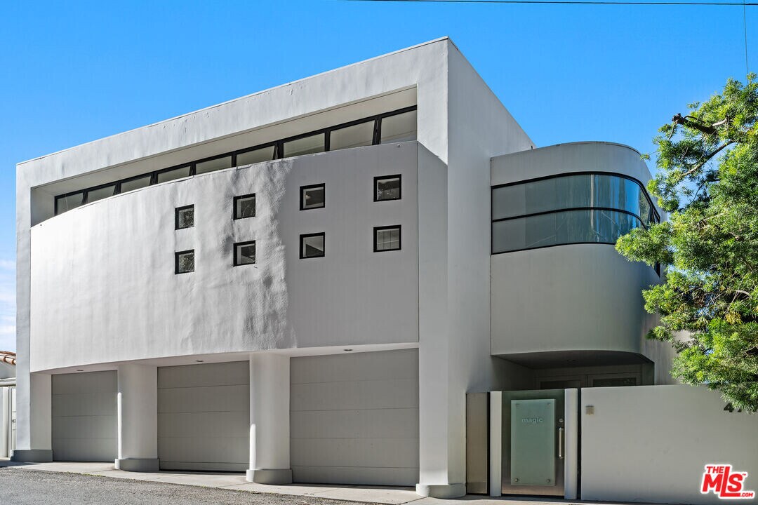 477 Upper Mesa Rd in Santa Monica, CA - Building Photo