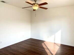 2134 S Cloverdale Ave in Los Angeles, CA - Foto de edificio - Building Photo