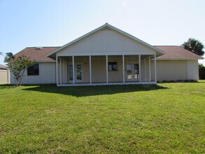 18 Cloverdale Ct S in Palm Coast, FL - Building Photo - Building Photo