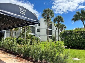 200 Lakeview Dr in Weston, FL - Building Photo - Building Photo