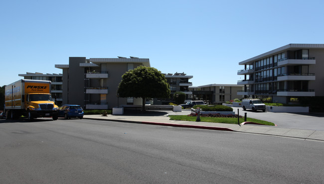 Skyline Terrace in Burlingame, CA - Foto de edificio - Building Photo