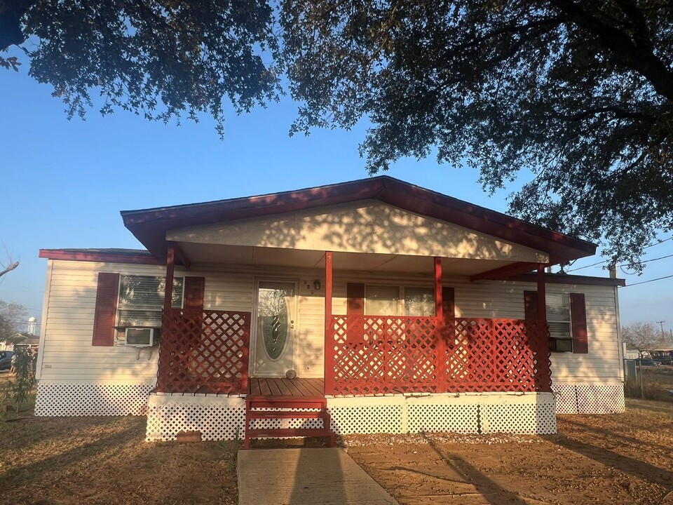 301 Johnston St in Cotulla, TX - Building Photo