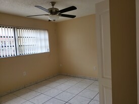43 W 43rd St in Hialeah, FL - Building Photo