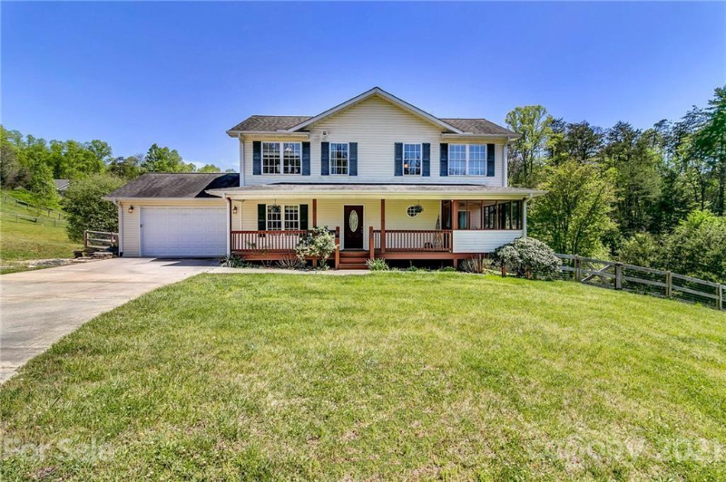 21 Locust Meadow Ln in Weaverville, NC - Building Photo