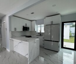 16440 NE 10th Ave in North Miami Beach, FL - Building Photo - Building Photo