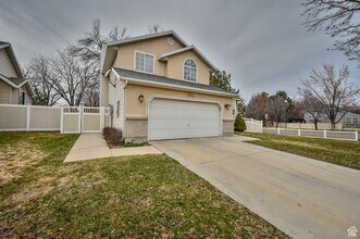 8004 Old Barn Dr in Sandy, UT - Building Photo - Building Photo