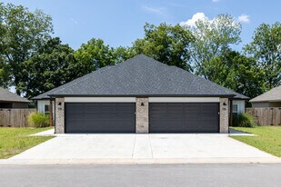 Farmington Hills Duplexes in Farmington, AR - Building Photo