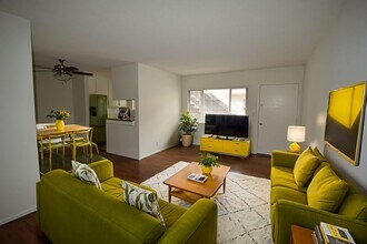 15033 Burbank Blvd in Los Angeles, CA - Building Photo - Building Photo