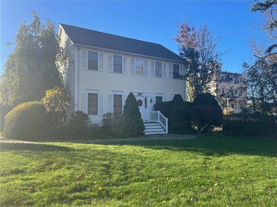 1 Cobblestone Ln in Westerly, RI - Building Photo