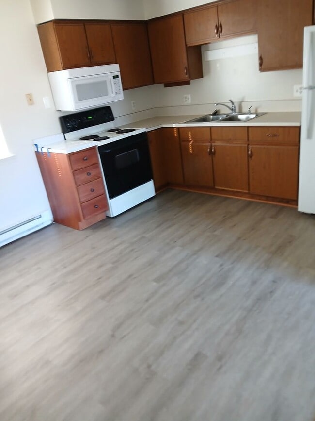 9017 Cedar Lake Rd in Pinckney, MI - Building Photo - Building Photo