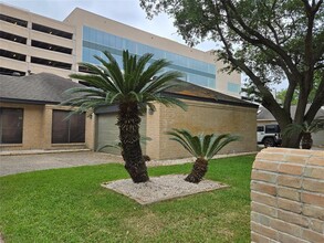 15626 Whitewater Ln in Houston, TX - Foto de edificio - Building Photo