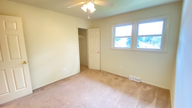 604 Via Ponderosa in Schenectady, NY - Building Photo - Building Photo
