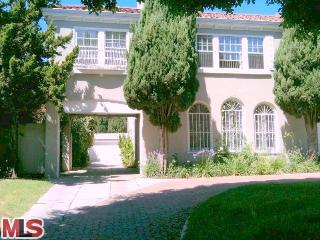 611 Beachwood Dr in Los Angeles, CA - Building Photo