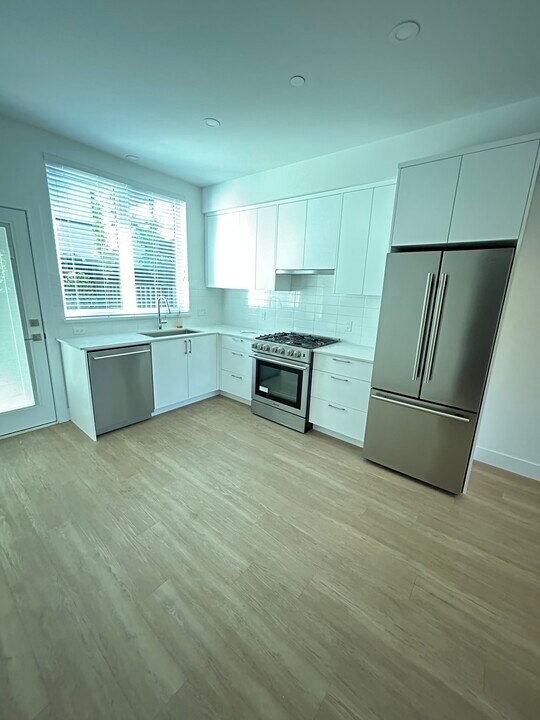 240 4th St W in North Vancouver, BC - Building Photo