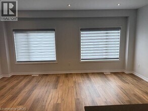 40 Capstone Ln in Hamilton, ON - Building Photo - Building Photo