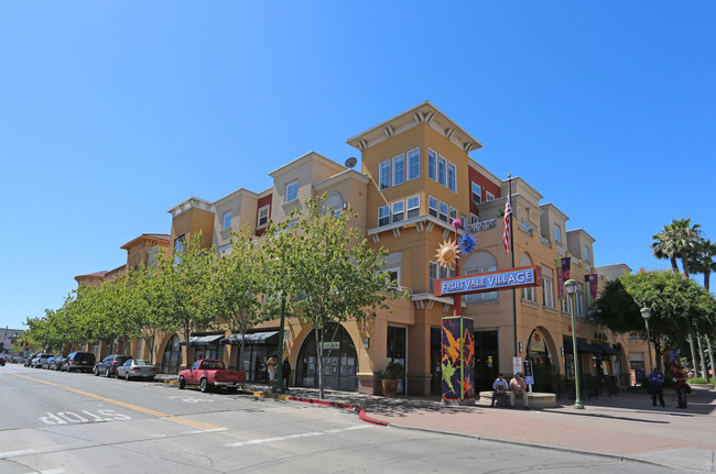 3301 E 12th St in Oakland, CA - Foto de edificio - Building Photo