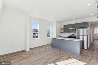 610 S 6th St-Unit -4A in Philadelphia, PA - Building Photo - Building Photo