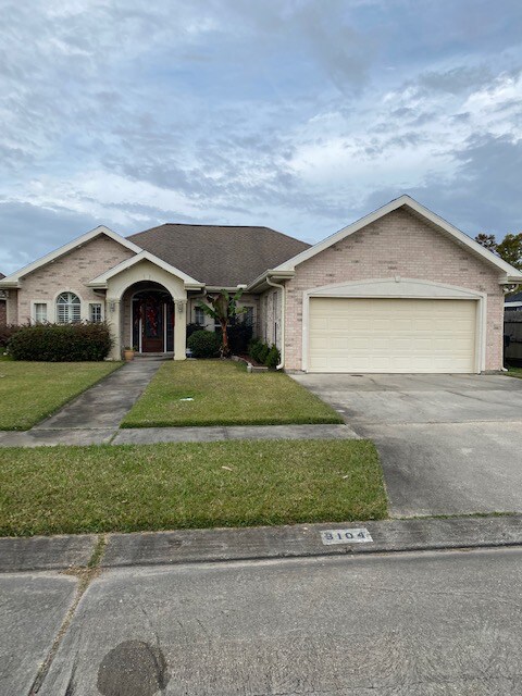 3104 Moss Ln in Violet, LA - Foto de edificio
