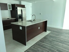 1900 N Bayshore Dr, Unit 3117 in Miami, FL - Foto de edificio - Building Photo