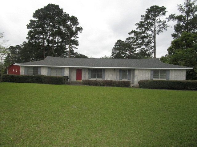 1103 E Barnard St in Glennville, GA - Foto de edificio