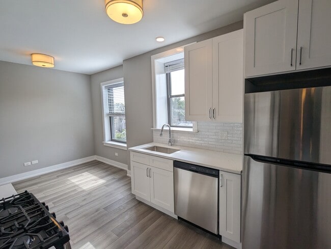 3935 N Janssen Ave, Unit 3937-3W in Chicago, IL - Building Photo - Building Photo