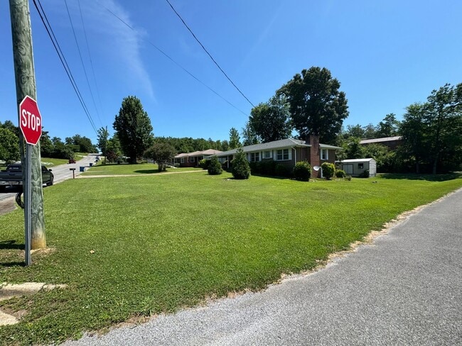 901 4th Ave NE in Jacksonville, AL - Building Photo - Building Photo