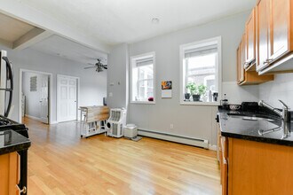158 Cottage St, Unit 4R in Boston, MA - Building Photo - Building Photo