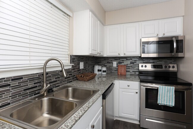 Creekside Village Apartments in Plano, TX - Building Photo - Interior Photo