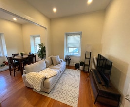 81 Lloyd Ave in Providence, RI - Foto de edificio - Building Photo