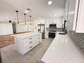 5810 Cheena Dr in Houston, TX - Building Photo - Building Photo