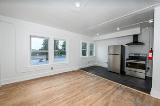 1384 W 83rd St, Unit 404 in Cleveland, OH - Building Photo - Building Photo