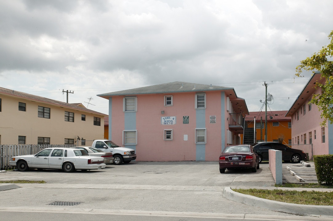 256 E 7th St in Hialeah, FL - Foto de edificio