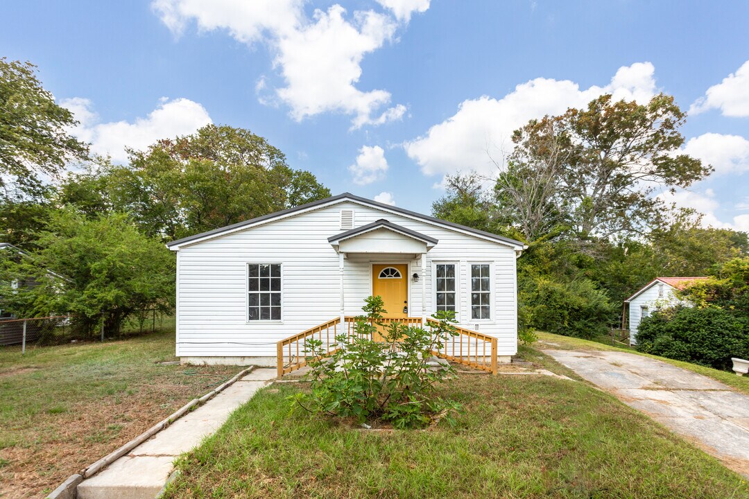 419 Pine Ln in Anniston, AL - Foto de edificio