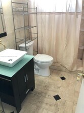 462 Golden Isles Dr in Hallandale Beach, FL - Building Photo - Building Photo